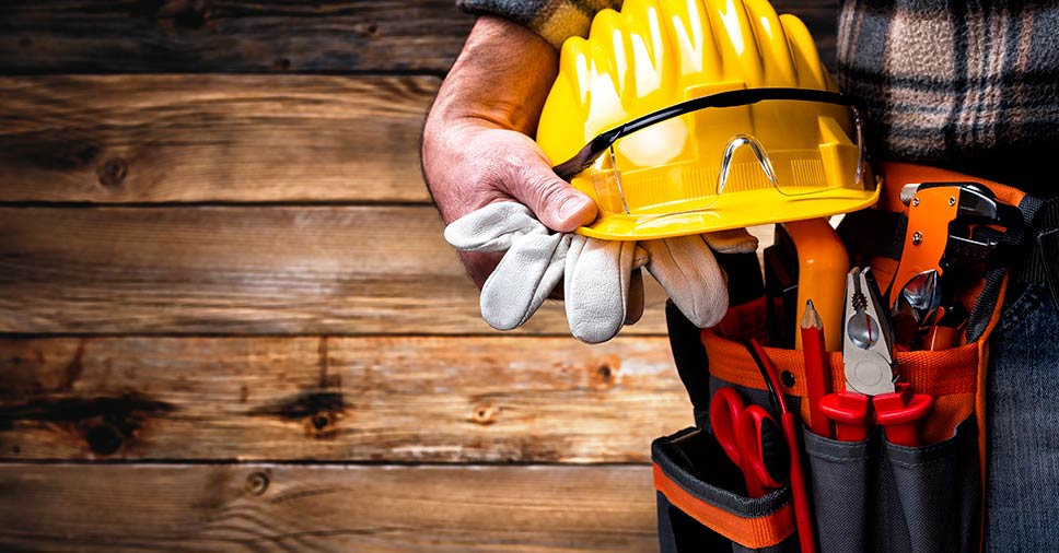 construtor segurando seu capacete e equipamentos de obras